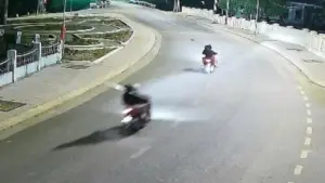 'Múa' dao phóng lợn trên xe máy, 3 thanh niên bị triệu tập