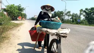 Mưu sinh giữa nóng thiêu đốt ở 'chảo lửa' 40 độ C