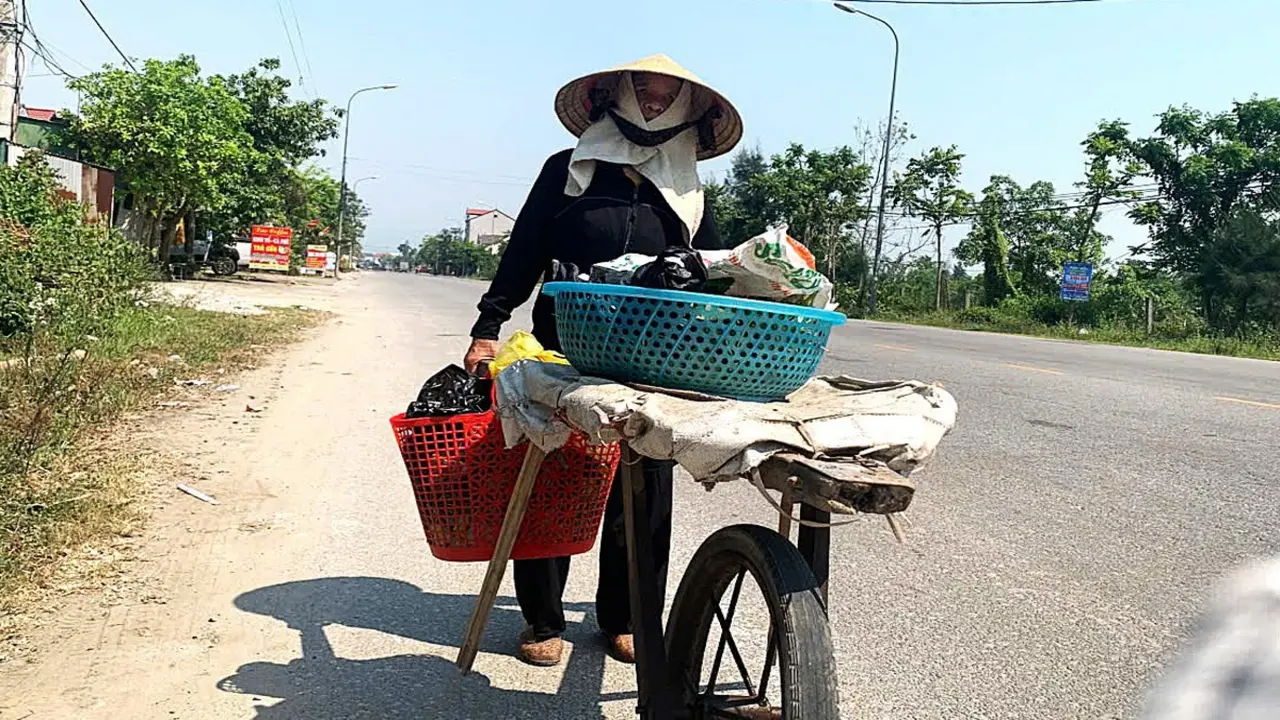 Mưu sinh giữa nóng thiêu đốt ở 'chảo lửa' 40 độ C