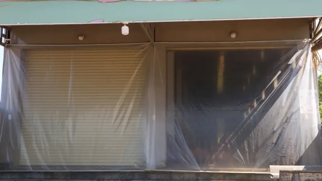 Người dân lấy nylon trùm kín nhà tránh 'bão bụi' sân bay Phù Cát