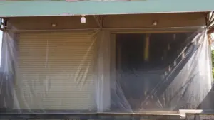 Người dân lấy nylon trùm kín nhà tránh 'bão bụi' sân bay Phù Cát