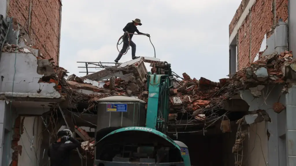 Người dân TP HCM dỡ nhà mở rộng quốc lộ 13 sau 25 năm chờ đợi