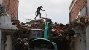 Người dân TP HCM dỡ nhà mở rộng quốc lộ 13 sau 25 năm chờ đợi