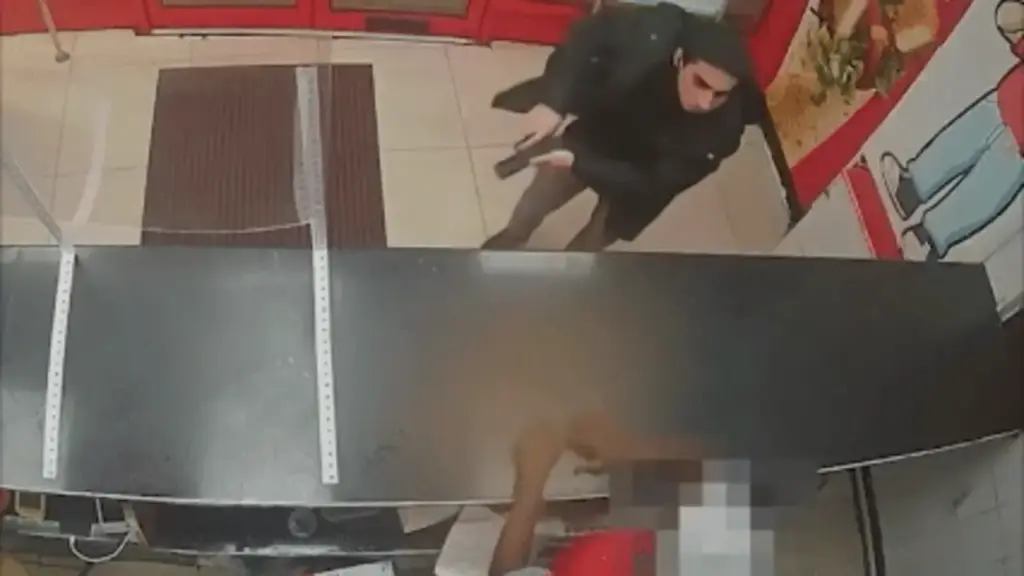 Nhân viên quán ăn bị chĩa súng dọa giết khi rót nhầm nước chấm