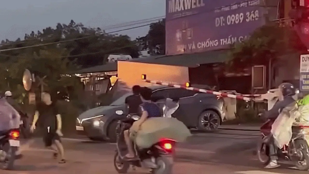 Ô tô bị tàu hỏa tông biến dạng, nam tài xế bỏ xe tháo chạy