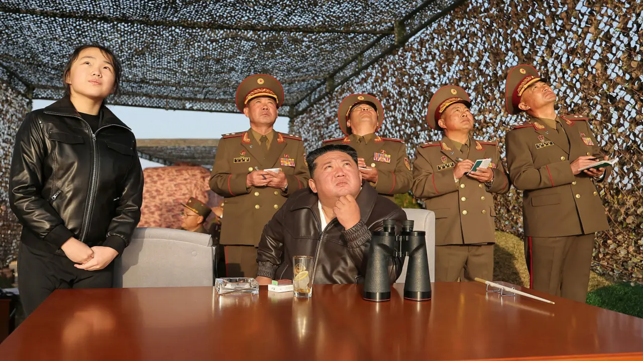 Ông Kim cùng con gái giám sát phóng tên lửa mang đầu đạn chùm