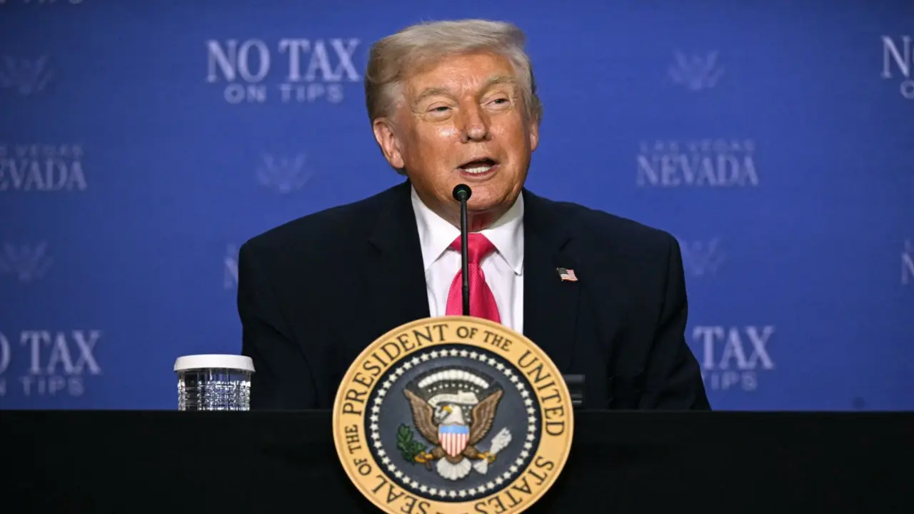 Ông Trump tuyên bố Eo biển Hormuz đã 'hoàn toàn mở cửa'