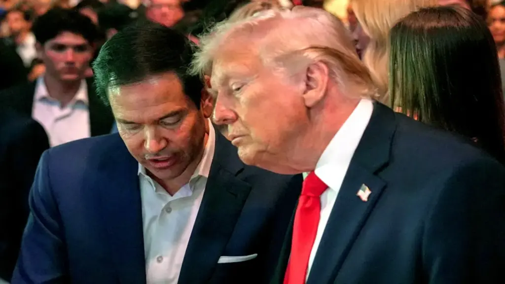 Ông Trump và Ngoại trưởng Rubio đi xem đấu võ trong lúc Mỹ đàm phán với Iran