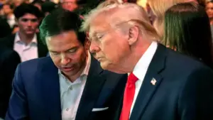 Ông Trump và Ngoại trưởng Rubio đi xem đấu võ trong lúc Mỹ đàm phán với Iran