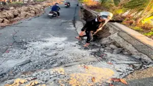 Sụp lún đoạn đường nhựa dài hàng chục mét ở Cà Mau, giao thông chia cắt