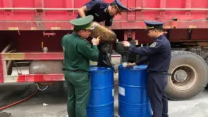 Tài xế tinh vi chế thùng sắt dưới rơ moóc để 'chuyển lậu' dầu diesel sang Lào