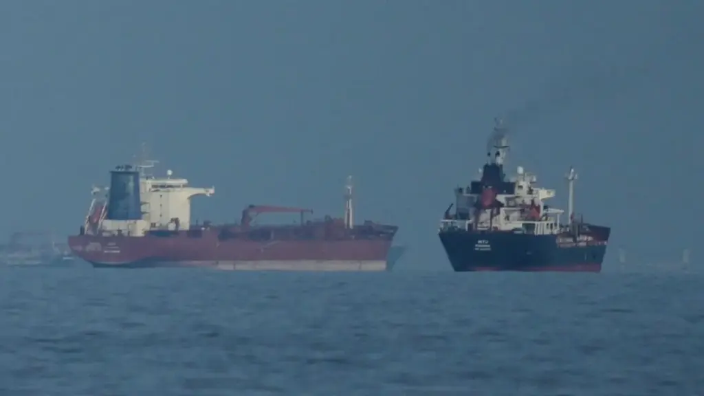 Tàu dầu đầu tiên 'thoát' eo biển Hormuz sau lệnh phong tỏa của Mỹ