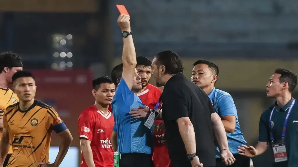 Thể Công - Viettel thắng chật vật Thanh Hóa trong ngày HLV Popov bị thẻ đỏ