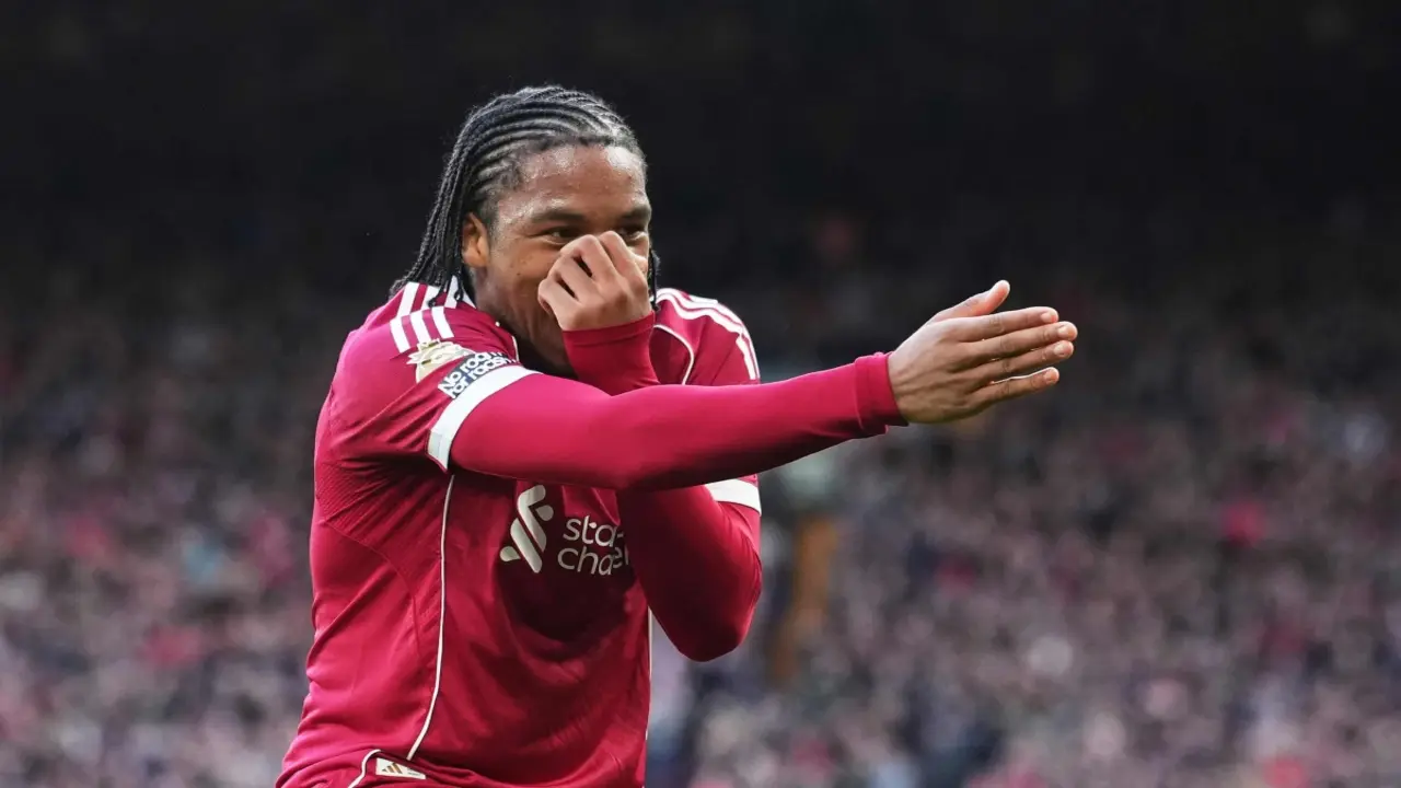 Tiền đạo 17 tuổi giúp Liverpool tìm lại mạch thắng