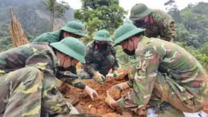 Tìm thấy hài cốt liệt sĩ được bọc trong tấm tăng