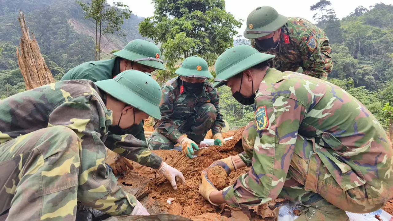 Tìm thấy hài cốt liệt sĩ được bọc trong tấm tăng