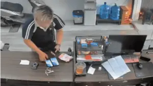 TP.HCM: Giả vờ chuộc đồ, thanh niên giật 2 điện thoại tẩu thoát