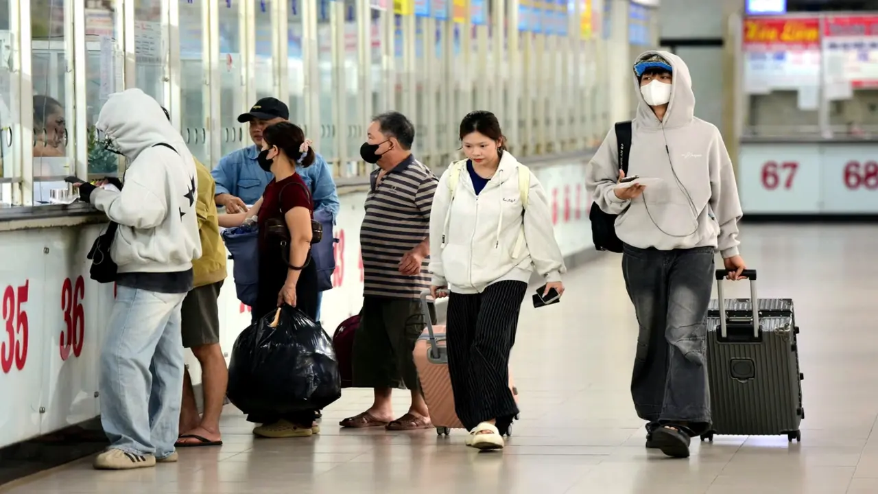 TP.HCM tạm ngưng thi công, tăng xe, siết bán vé dịp lễ 30-4
