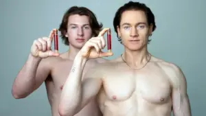 'Triệu phú trường thọ' dỡ bỏ thảm cỏ nhân tạo vì sợ hóa chất vĩnh cửu