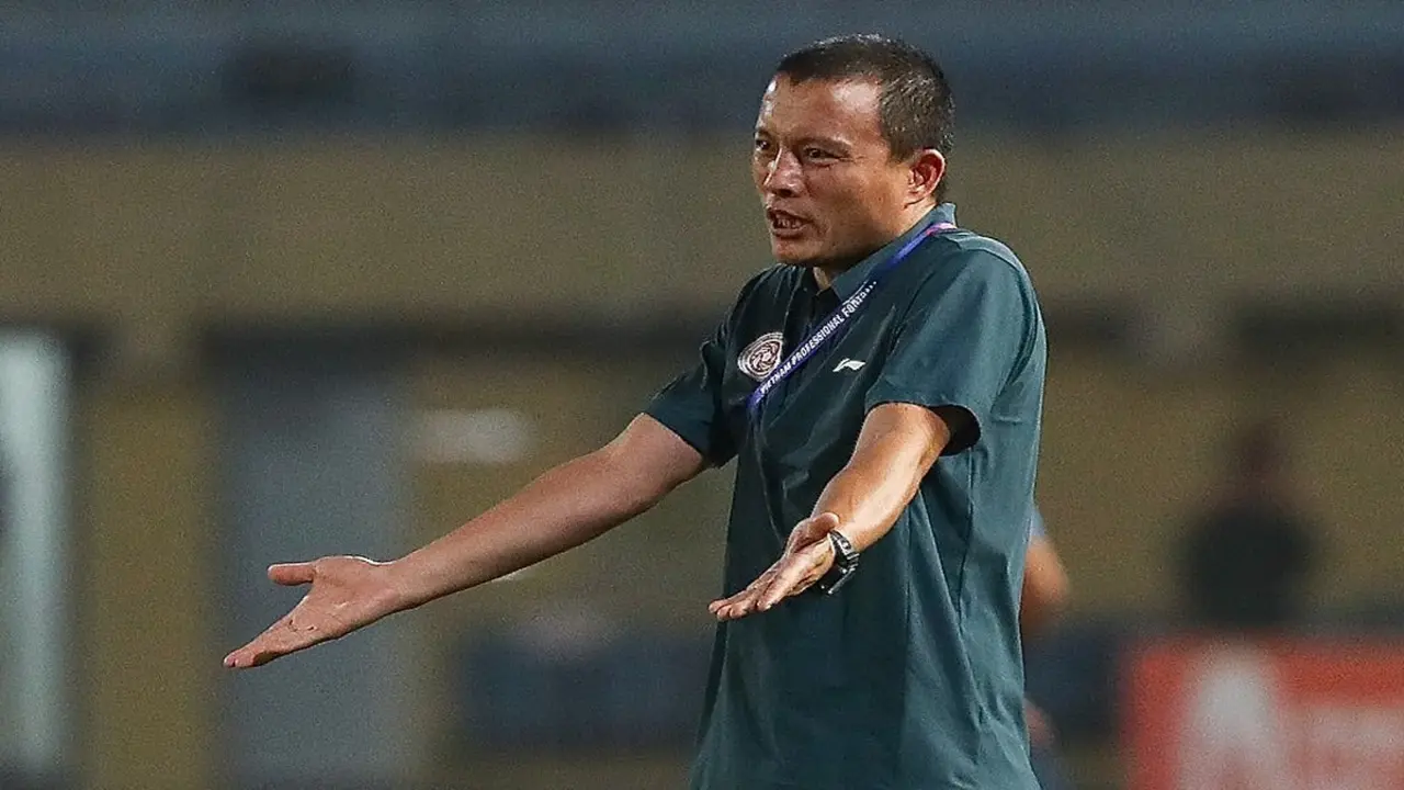 Trợ lý HLV Popov chê trọng tài FIFA xử sự không đúng đắn