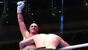 Tyson Fury trở lại ấn tượng sau 16 tháng, thách thức Joshua
