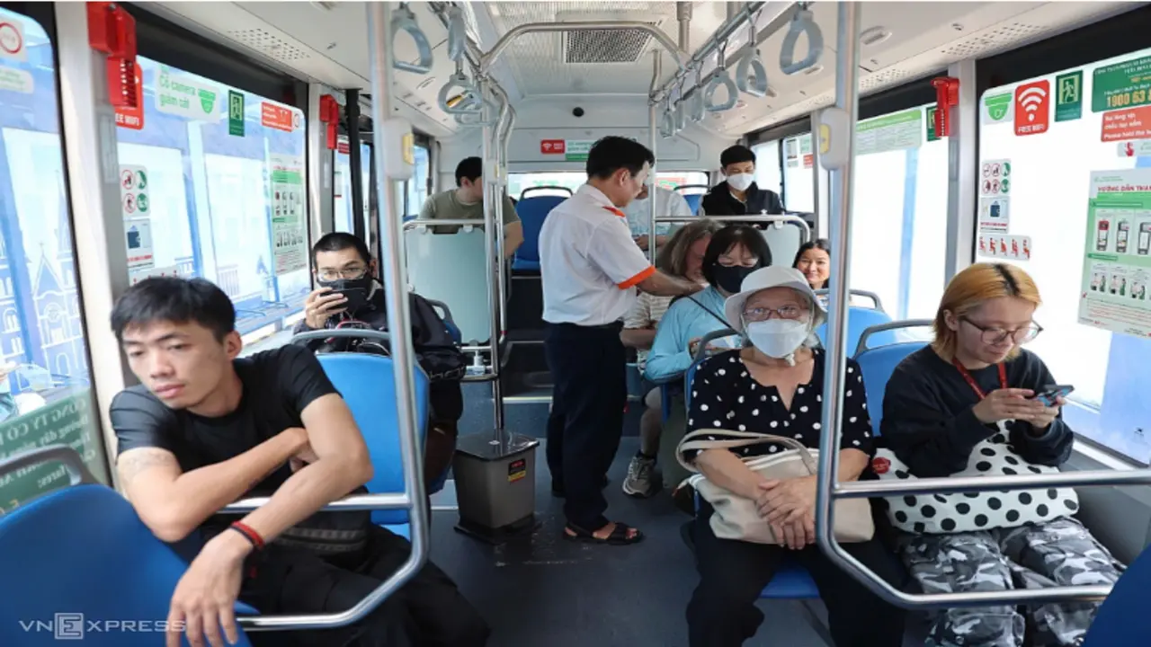 'Vấn đề của xe buýt không phải giá 7 nghìn hay được miễn phí vé'