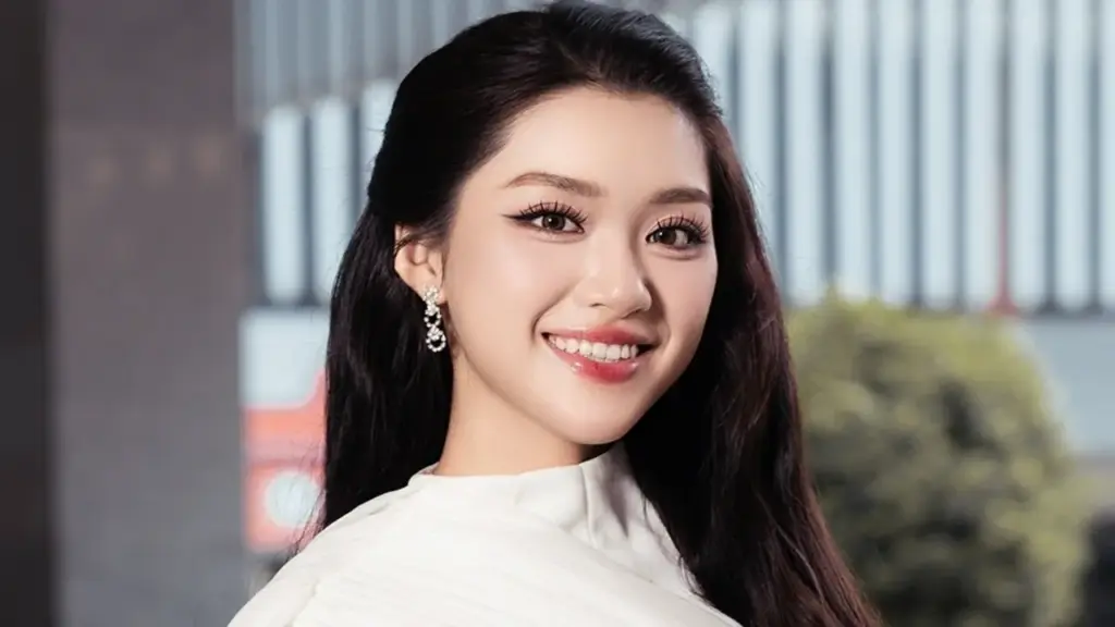 Váy áo đơn sắc của Hoa hậu Phương Oanh