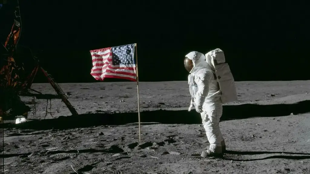 Vì sao cờ Mỹ trên Mặt Trăng 'bay' dù thiếu gió?