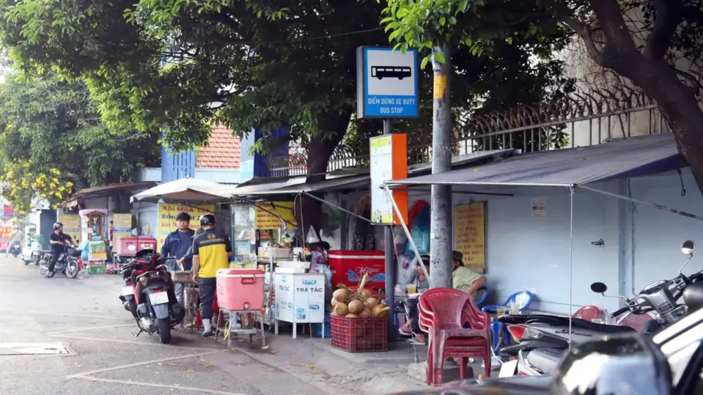 Vỉa hè lộn xộn đang cản trở hành khách xe buýt