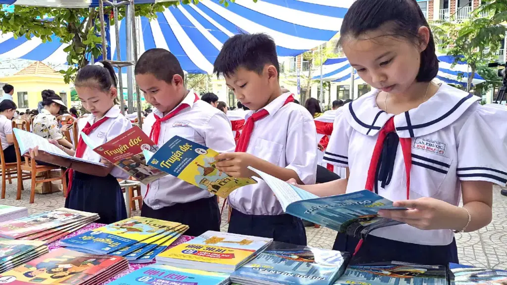 Xã đầu tiên miễn phí sách giáo khoa cho học sinh