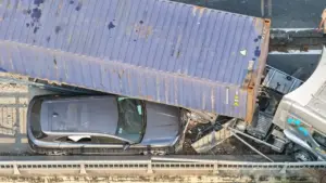 Xe container đè ôtô 7 chỗ, cửa ngõ TP HCM kẹt kéo dài