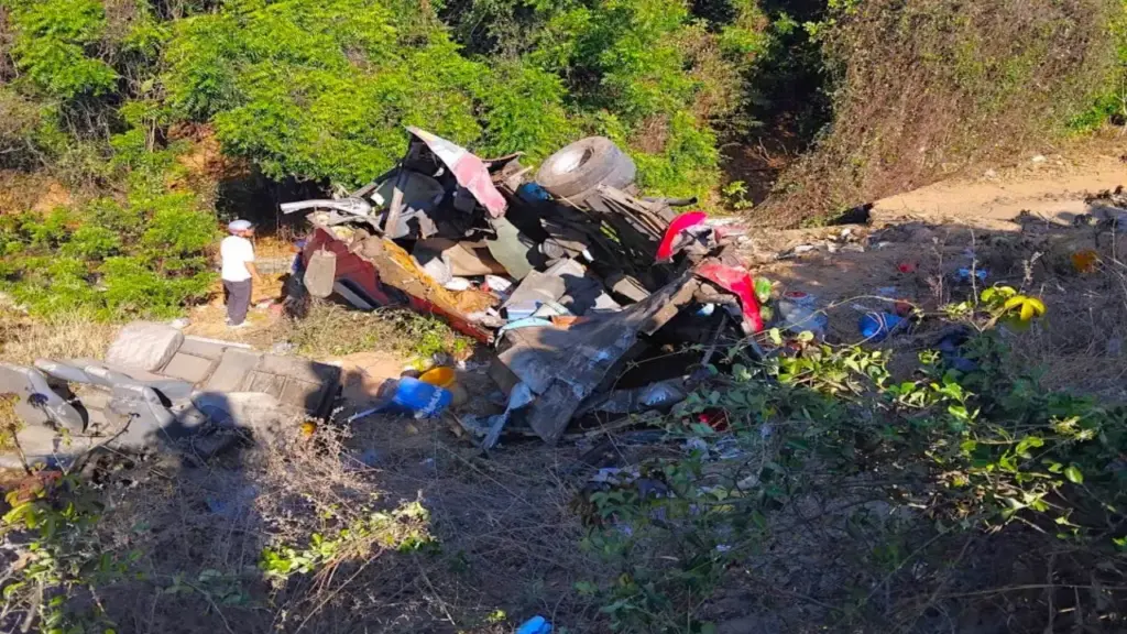 Xe khách lao xuống vực ở Lâm Đồng, 3 người chết