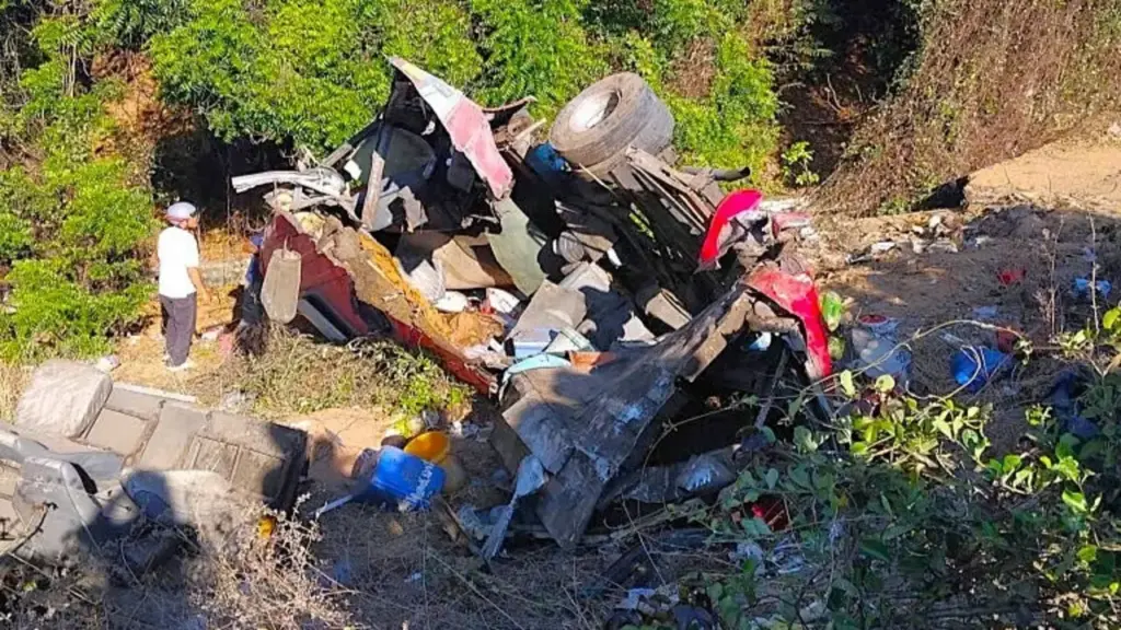 Xe khách lao xuống vực ở Lâm Đồng, 4 người chết
